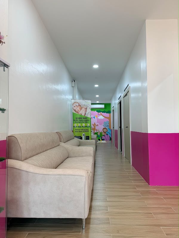 Ruang menunggu Poliklinik Mawaddah dengan sofa